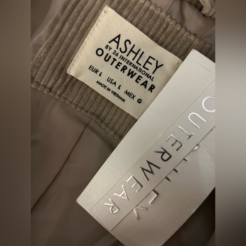 NWT Ashley by 26 International puffy cropped jacket, tan, women’s size Large. - Picture 4 of 6